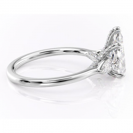 Inel de logodnă Matilda din aur Alb 14kt cu moissanite tăietură pară – Montură cu trei pietre rafinată pentru profil înalt | Personalizează și configurează gratuit online [1]