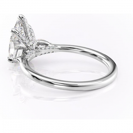 Inel de logodnă Matilda din aur Alb 14kt cu moissanite tăietură pară – Montură cu trei pietre rafinată pentru profil înalt | Personalizează și configurează gratuit online [4]