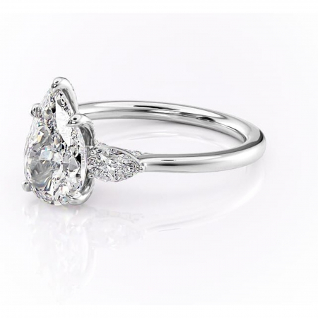 Inel de logodnă Matilda din aur Alb 14kt cu moissanite tăietură pară – Montură cu trei pietre rafinată pentru profil înalt | Personalizează și configurează gratuit online [6]