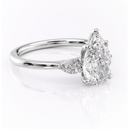 Pară - Inel de logodnă Matilda din aur Alb 14kt cu moissanite tăietură pară – Montură cu trei pietre rafinată pentru profil înalt | Personalizează și configurează gratuit online