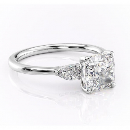 Pernă - Inel de logodnă Matilda din aur Alb 14kt cu moissanite tăietură pernă – Montură cu trei pietre rafinată pentru profil înalt | Personalizează și configurează gratuit online