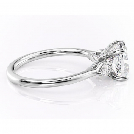 Inel de logodnă Matilda din aur Alb 14kt cu moissanite tăietură pernă – Montură cu trei pietre rafinată pentru profil înalt | Personalizează și configurează gratuit online [1]