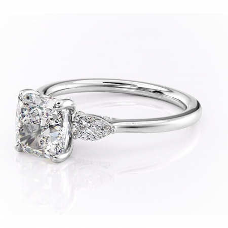 Inel de logodnă Matilda din aur Alb 14kt cu moissanite tăietură pernă – Montură cu trei pietre rafinată pentru profil înalt | Personalizează și configurează gratuit online [6]