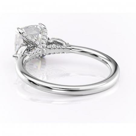 Inel de logodnă Matilda din aur Alb 14kt cu moissanite tăietură pernă – Montură cu trei pietre rafinată pentru profil înalt | Personalizează și configurează gratuit online [3]