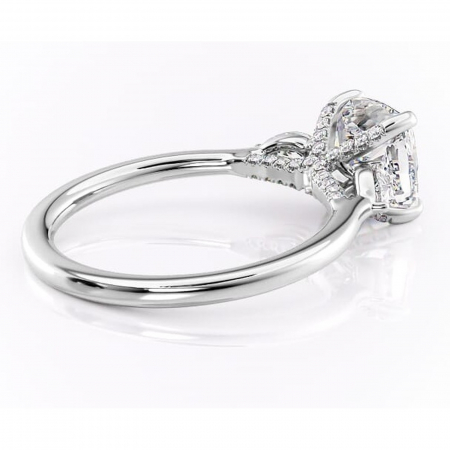 Inel de logodnă Matilda din aur Alb 14kt cu moissanite tăietură pernă – Montură cu trei pietre rafinată pentru profil înalt | Personalizează și configurează gratuit online [2]