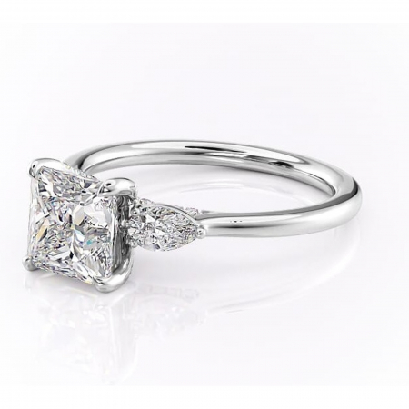 Inel de logodnă Matilda din aur Alb 14kt cu moissanite tăietură princess – Montură cu trei pietre rafinată pentru profil înalt | Personalizează și configurează gratuit online [6]