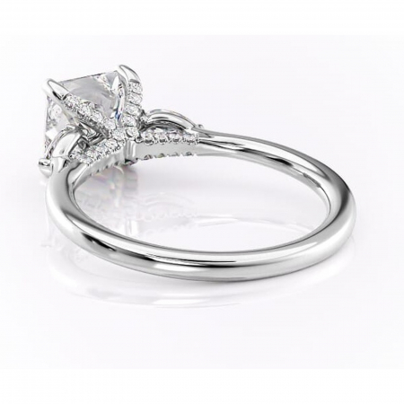 Inel de logodnă Matilda din aur Alb 14kt cu moissanite tăietură princess – Montură cu trei pietre rafinată pentru profil înalt | Personalizează și configurează gratuit online [3]