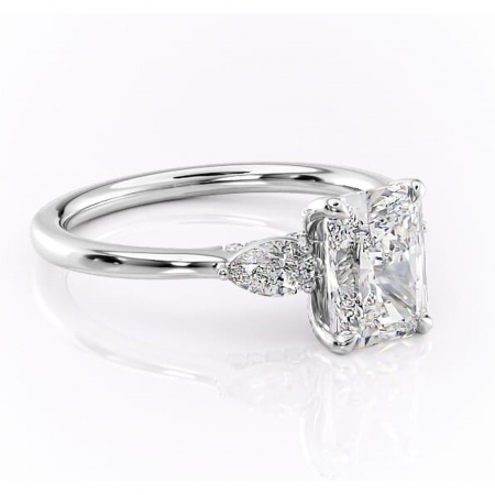 Radiantă - Inel de logodnă Matilda din aur Alb 14kt cu moissanite tăietură radiantă – Montură cu trei pietre rafinată pentru profil înalt | Personalizează și configurează gratuit online
