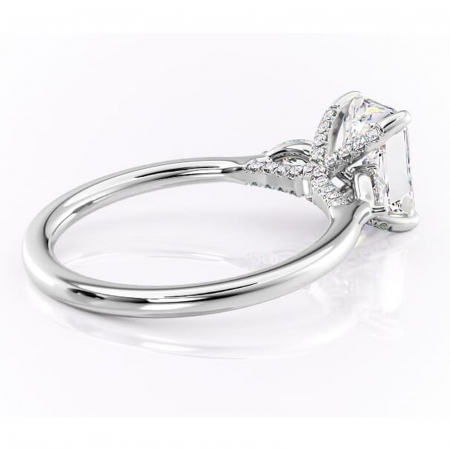 Inel de logodnă Matilda din aur Alb 14kt cu moissanite tăietură radiantă – Montură cu trei pietre rafinată pentru profil înalt | Personalizează și configurează gratuit online [2]