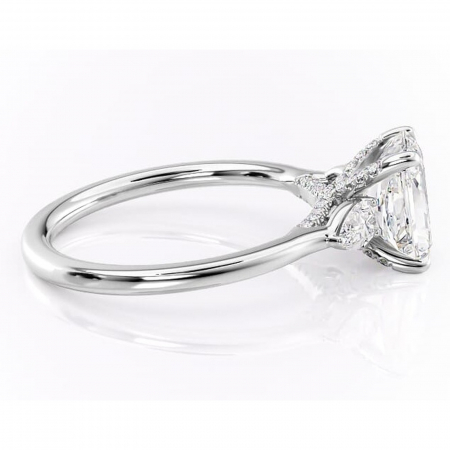 Inel de logodnă Matilda din aur Alb 14kt cu moissanite tăietură radiantă – Montură cu trei pietre rafinată pentru profil înalt | Personalizează și configurează gratuit online [1]