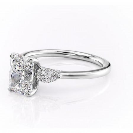 Inel de logodnă Matilda din aur Alb 14kt cu moissanite tăietură radiantă – Montură cu trei pietre rafinată pentru profil înalt | Personalizează și configurează gratuit online [6]