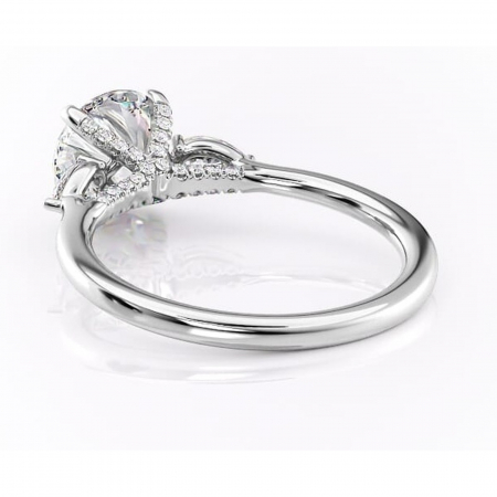 Inel de logodnă Matilda din aur Alb 14kt cu moissanite tăietură rotundă – Montură cu trei pietre rafinată pentru profil înalt | Personalizează și configurează gratuit online [3]