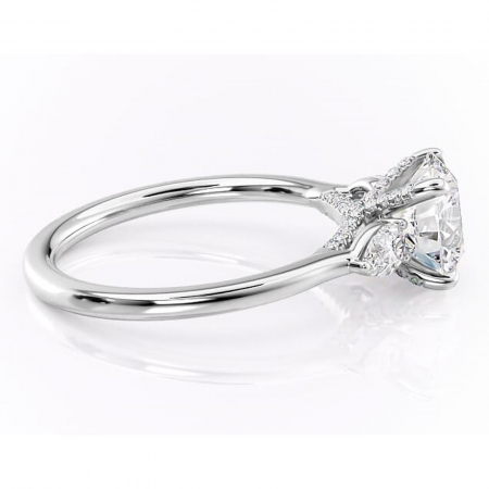 Inel de logodnă Matilda din aur Alb 14kt cu moissanite tăietură rotundă – Montură cu trei pietre rafinată pentru profil înalt | Personalizează și configurează gratuit online [1]