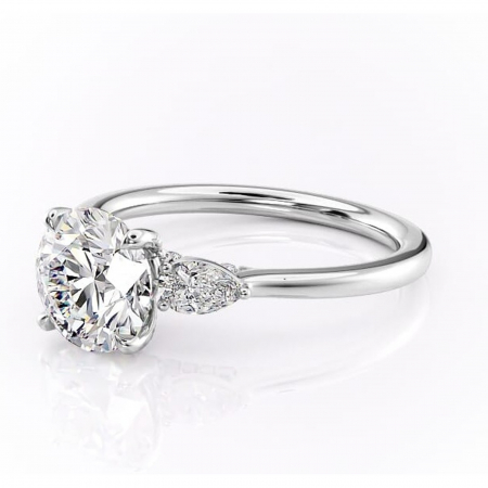 Inel de logodnă Matilda din aur Alb 14kt cu moissanite tăietură rotundă – Montură cu trei pietre rafinată pentru profil înalt | Personalizează și configurează gratuit online [6]