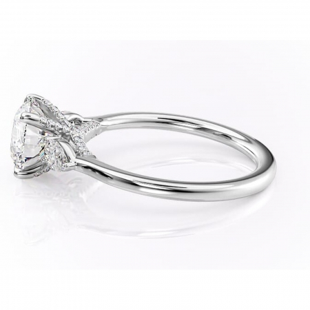 Inel de logodnă Matilda din aur Alb 14kt cu moissanite tăietură rotundă – Montură cu trei pietre rafinată pentru profil înalt | Personalizează și configurează gratuit online [5]