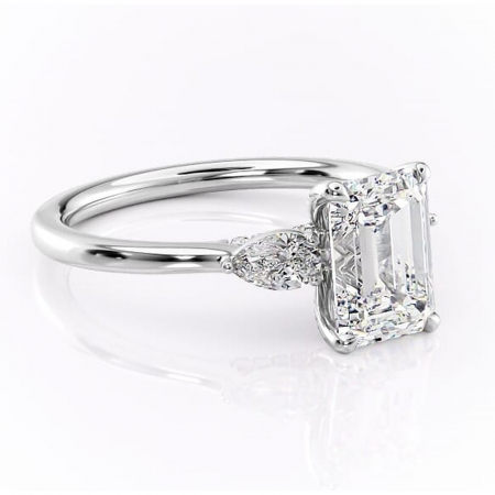 Smarald - Inel de logodnă Matilda din aur Alb 14kt cu moissanite tăietură smarald – Montură cu trei pietre rafinată pentru profil înalt | Personalizează și configurează gratuit online