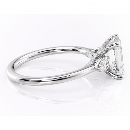 Inel de logodnă Matilda din aur Alb 14kt cu moissanite tăietură smarald – Montură cu trei pietre rafinată pentru profil înalt | Personalizează și configurează gratuit online [1]