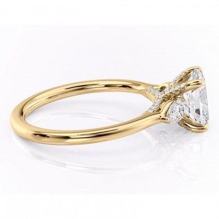 Inel de logodnă Matilda din aur Galben 14kt cu moissanite tăietură asscher – Montură cu trei pietre rafinată pentru profil înalt | Personalizează și configurează gratuit online [1]
