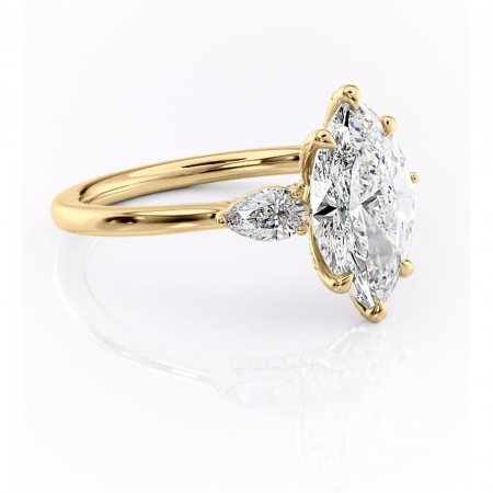 Aur galben - Inel de logodnă Matilda din aur Galben 18kt cu moissanite tăietură marquise – Montură cu trei pietre rafinată pentru profil înalt | Personalizează și configurează gratuit online