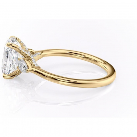 Inel de logodnă Matilda din aur Galben 14kt cu moissanite tăietură ovală – Montură cu trei pietre rafinată pentru profil înalt | Personalizează și configurează gratuit online [5]
