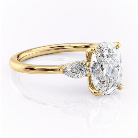 Aur galben - Inel de logodnă Matilda din aur Galben 18kt cu moissanite tăietură ovală – Montură cu trei pietre rafinată pentru profil înalt | Personalizează și configurează gratuit online