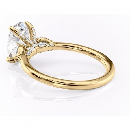 Inel de logodnă Matilda din aur Galben 14kt cu moissanite tăietură ovală – Montură cu trei pietre rafinată pentru profil înalt | Personalizează și configurează gratuit online [4]