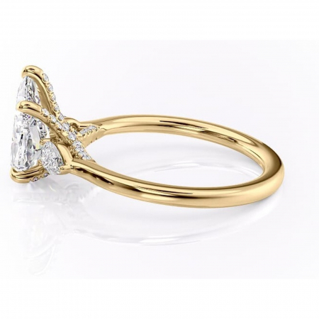 Inel de logodnă Matilda din aur Galben 14kt cu moissanite tăietură pară – Montură cu trei pietre rafinată pentru profil înalt | Personalizează și configurează gratuit online [5]