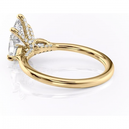 Inel de logodnă Matilda din aur Galben 14kt cu moissanite tăietură pară – Montură cu trei pietre rafinată pentru profil înalt | Personalizează și configurează gratuit online [4]