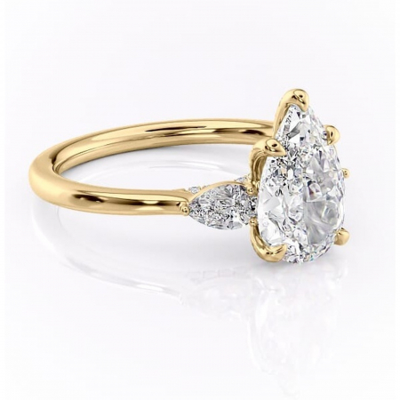 Aur galben - Inel de logodnă Matilda din aur Galben 18kt cu moissanite tăietură pară – Montură cu trei pietre rafinată pentru profil înalt | Personalizează și configurează gratuit online