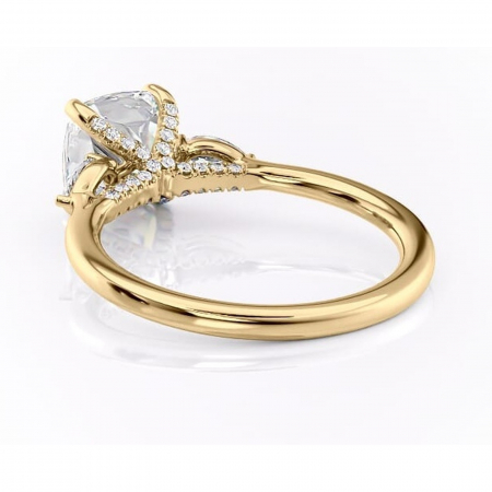 Inel de logodnă Matilda din aur Galben 18kt cu moissanite tăietură pernă – Montură cu trei pietre rafinată pentru profil înalt | Personalizează și configurează gratuit online [3]