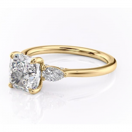 Inel de logodnă Matilda din aur Galben 18kt cu moissanite tăietură pernă – Montură cu trei pietre rafinată pentru profil înalt | Personalizează și configurează gratuit online [6]