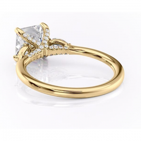 Inel de logodnă Matilda din aur Galben 14kt cu moissanite tăietură princess – Montură cu trei pietre rafinată pentru profil înalt | Personalizează și configurează gratuit online [3]