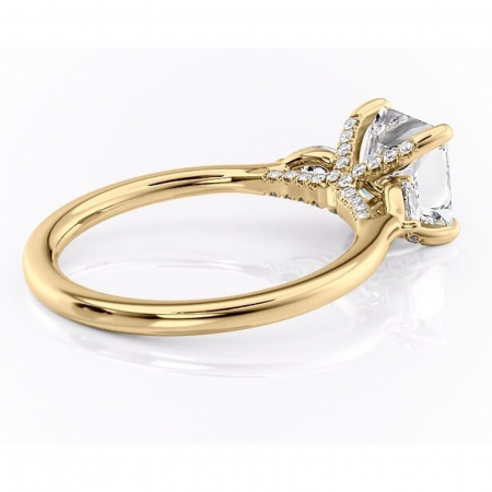 Inel de logodnă Matilda din aur Galben 14kt cu moissanite tăietură princess – Montură cu trei pietre rafinată pentru profil înalt | Personalizează și configurează gratuit online [2]