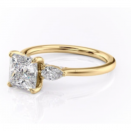 Inel de logodnă Matilda din aur Galben 14kt cu moissanite tăietură princess – Montură cu trei pietre rafinată pentru profil înalt | Personalizează și configurează gratuit online [6]