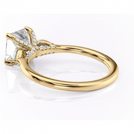 Inel de logodnă Matilda din aur Galben 14kt cu moissanite tăietură princess – Montură cu trei pietre rafinată pentru profil înalt | Personalizează și configurează gratuit online [4]