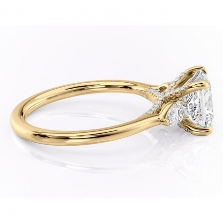 Inel de logodnă Matilda din aur Galben 14kt cu moissanite tăietură princess – Montură cu trei pietre rafinată pentru profil înalt | Personalizează și configurează gratuit online [1]