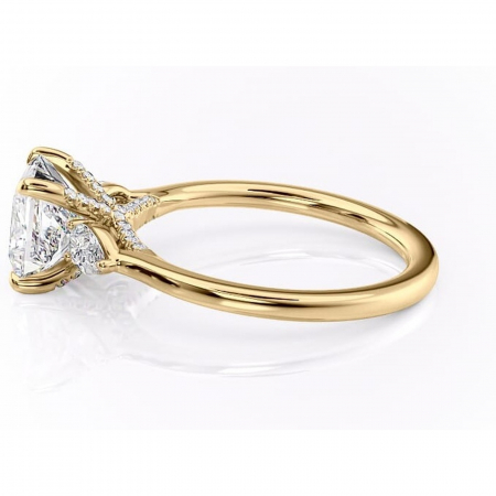Inel de logodnă Matilda din aur Galben 14kt cu moissanite tăietură princess – Montură cu trei pietre rafinată pentru profil înalt | Personalizează și configurează gratuit online [5]