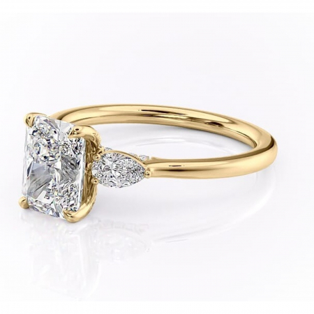 Inel de logodnă Matilda din aur Galben 14kt cu moissanite tăietură radiantă – Montură cu trei pietre rafinată pentru profil înalt | Personalizează și configurează gratuit online [6]