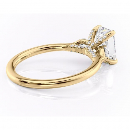 Inel de logodnă Matilda din aur Galben 14kt cu moissanite tăietură radiantă – Montură cu trei pietre rafinată pentru profil înalt | Personalizează și configurează gratuit online [2]