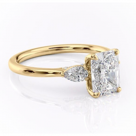 Aur galben - Inel de logodnă Matilda din aur Galben 18kt cu moissanite tăietură radiantă – Montură cu trei pietre rafinată pentru profil înalt | Personalizează și configurează gratuit online