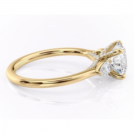 Inel de logodnă Matilda din aur Galben 14kt cu moissanite tăietură rotundă – Montură cu trei pietre rafinată pentru profil înalt | Personalizează și configurează gratuit online [1]