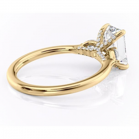 Inel de logodnă Matilda din aur Galben 18kt cu moissanite tăietură smarald – Montură cu trei pietre rafinată pentru profil înalt | Personalizează și configurează gratuit online [2]