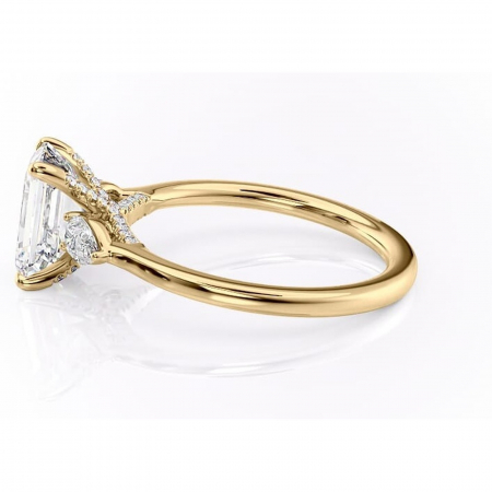 Inel de logodnă Matilda din aur Galben 18kt cu moissanite tăietură smarald – Montură cu trei pietre rafinată pentru profil înalt | Personalizează și configurează gratuit online [5]