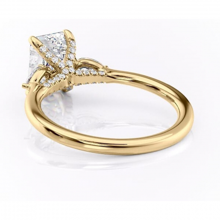 Inel de logodnă Matilda din aur Galben 18kt cu moissanite tăietură smarald – Montură cu trei pietre rafinată pentru profil înalt | Personalizează și configurează gratuit online [3]