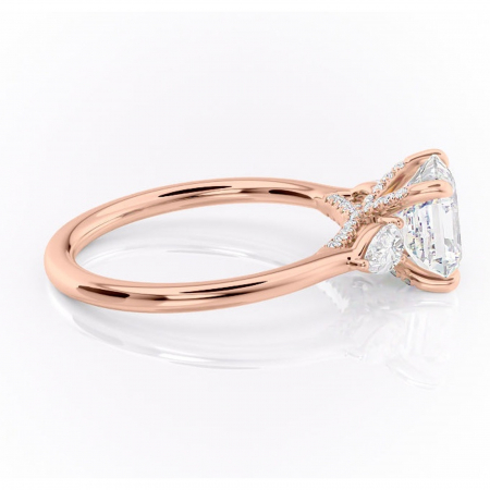 Inel de logodnă Matilda din aur Rose 14kt cu moissanite tăietură asscher – Montură cu trei pietre rafinată pentru profil înalt | Personalizează și configurează gratuit online [1]