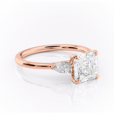 Asscher - Inel de logodnă Matilda din aur Rose 18kt cu moissanite tăietură asscher – Montură cu trei pietre rafinată pentru profil înalt | Personalizează și configurează gratuit online