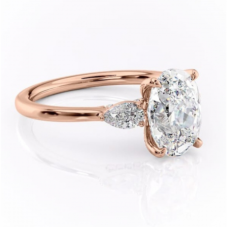 Ovală - Inel de logodnă Matilda din aur Rose 18kt cu moissanite tăietură ovală – Montură cu trei pietre rafinată pentru profil înalt | Personalizează și configurează gratuit online