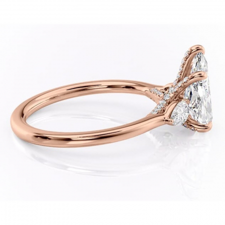 Inel de logodnă Matilda din aur Rose 18kt cu moissanite tăietură pară – Montură cu trei pietre rafinată pentru profil înalt | Personalizează și configurează gratuit online [1]