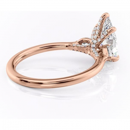 Inel de logodnă Matilda din aur Rose 18kt cu moissanite tăietură pară – Montură cu trei pietre rafinată pentru profil înalt | Personalizează și configurează gratuit online [2]
