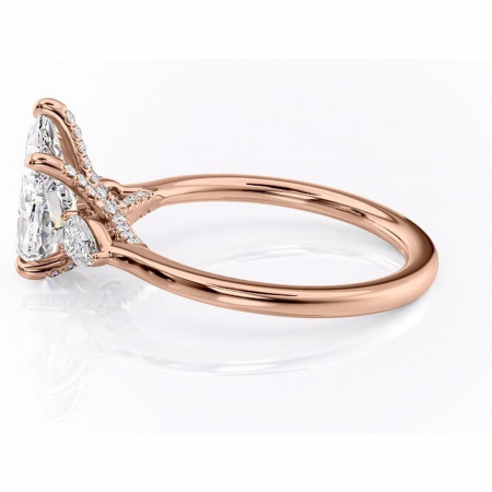 Inel de logodnă Matilda din aur Rose 18kt cu moissanite tăietură pară – Montură cu trei pietre rafinată pentru profil înalt | Personalizează și configurează gratuit online [5]